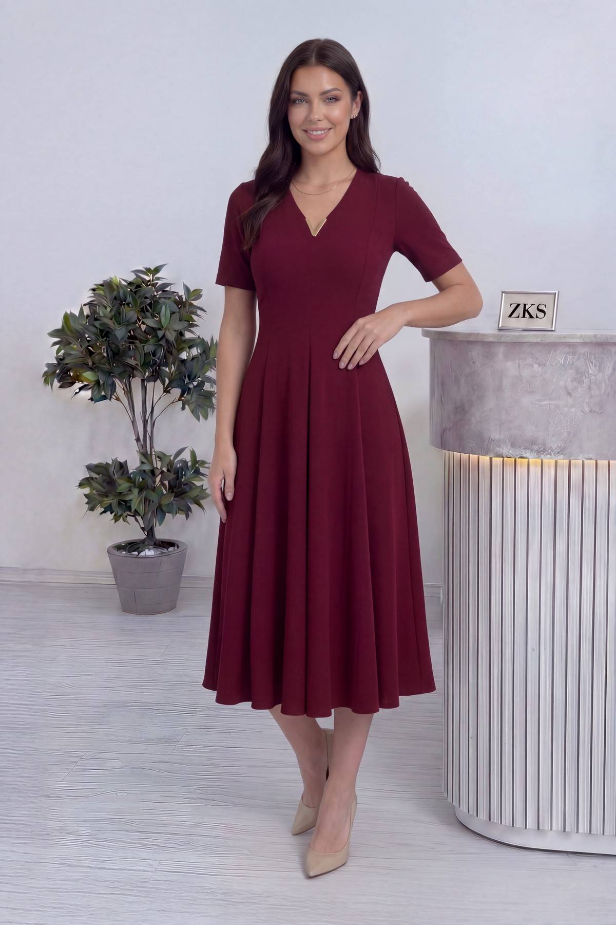 Eli belinde, bordo elbise kısa kollu krep v yaka pileli günlük için