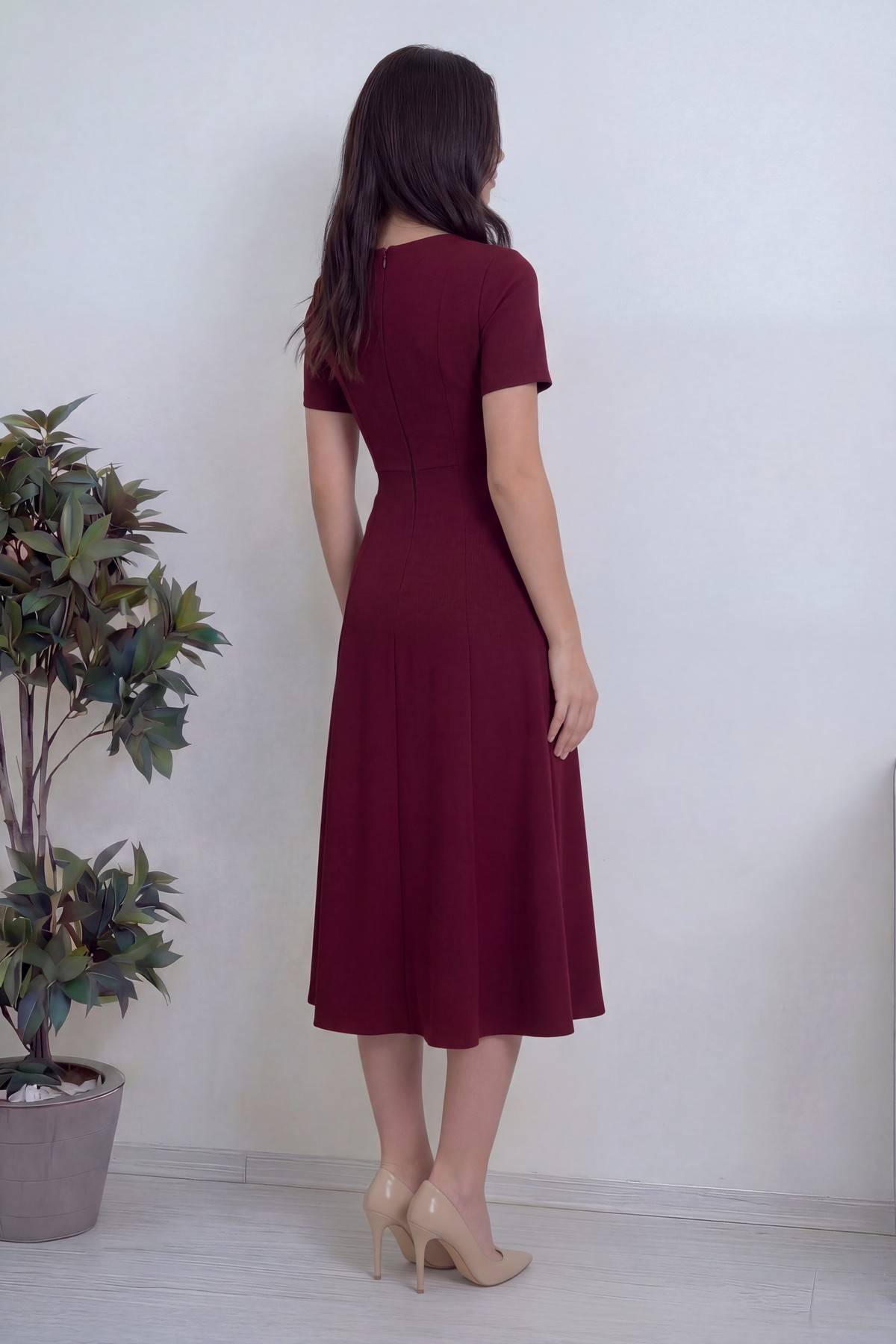 Kısa kollu, bordo, fermuarlı, pileli, midi boy arkadan elbise