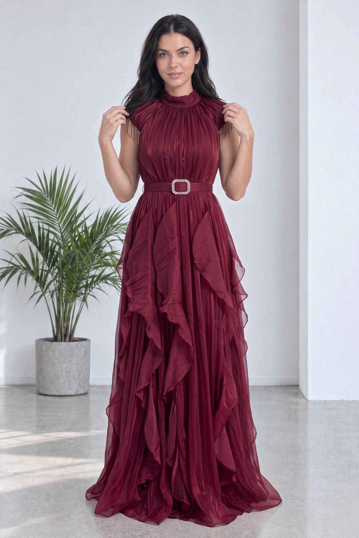 Bordo halter yaka elbise, fırfır detaylı etek, zincir askılar ve taşlı kemer