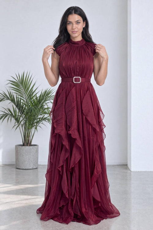 Bordo halter yaka elbise, fırfır detaylı etek, zincir askılar ve taşlı kemer