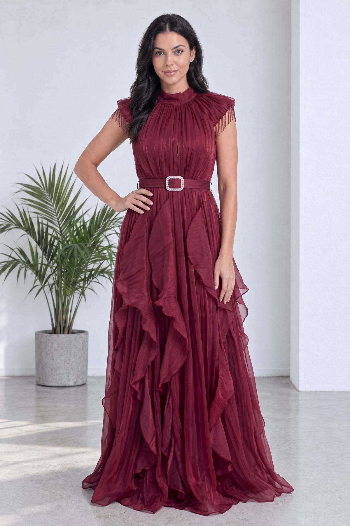Bordo halter yaka elbise, beli vurgulayan taşlı kemer ve katmanlı fırfır etek