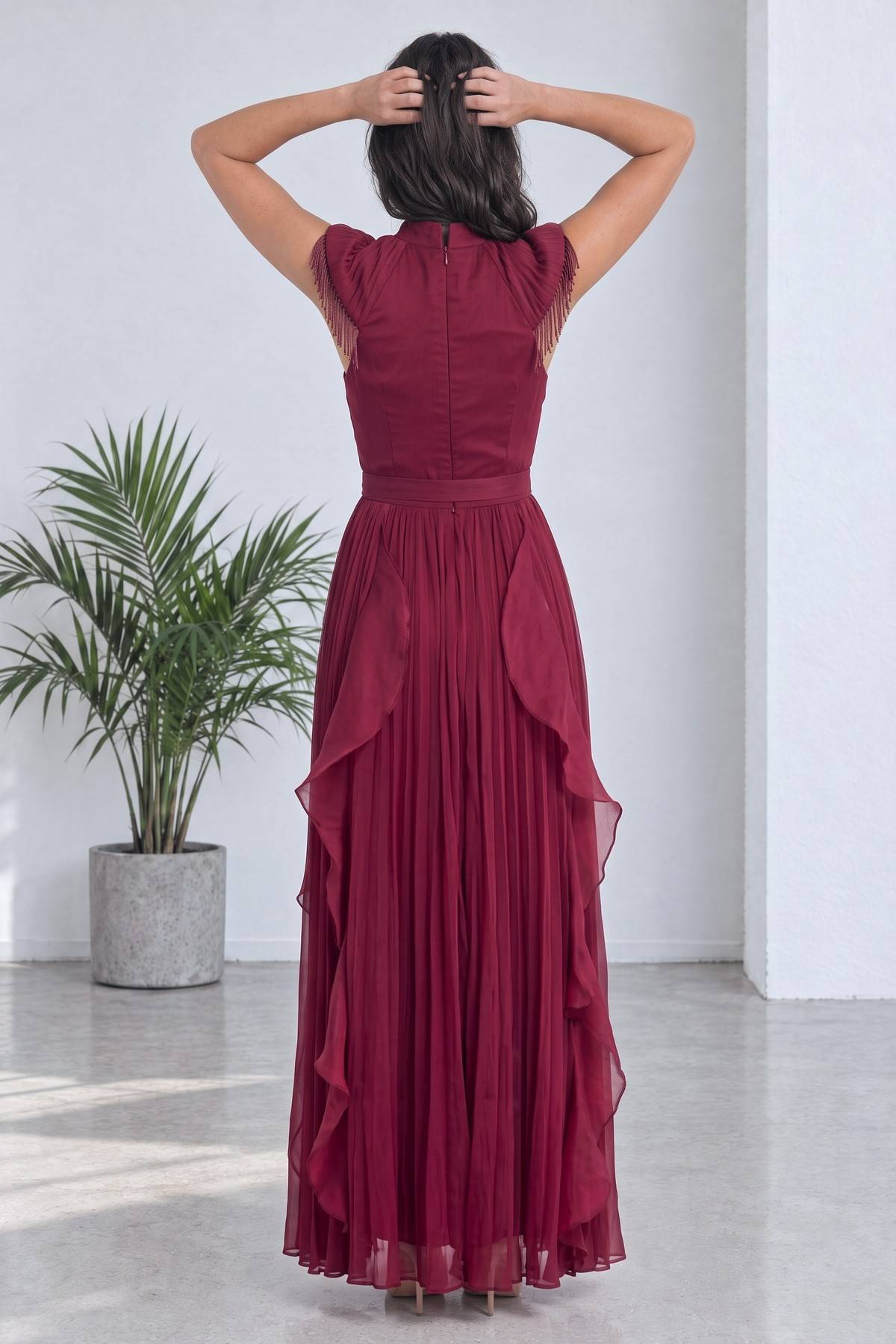 Bordo halter yaka abiye elbise, arkadan görünüm, fırfırlı etek ve zincir askılar