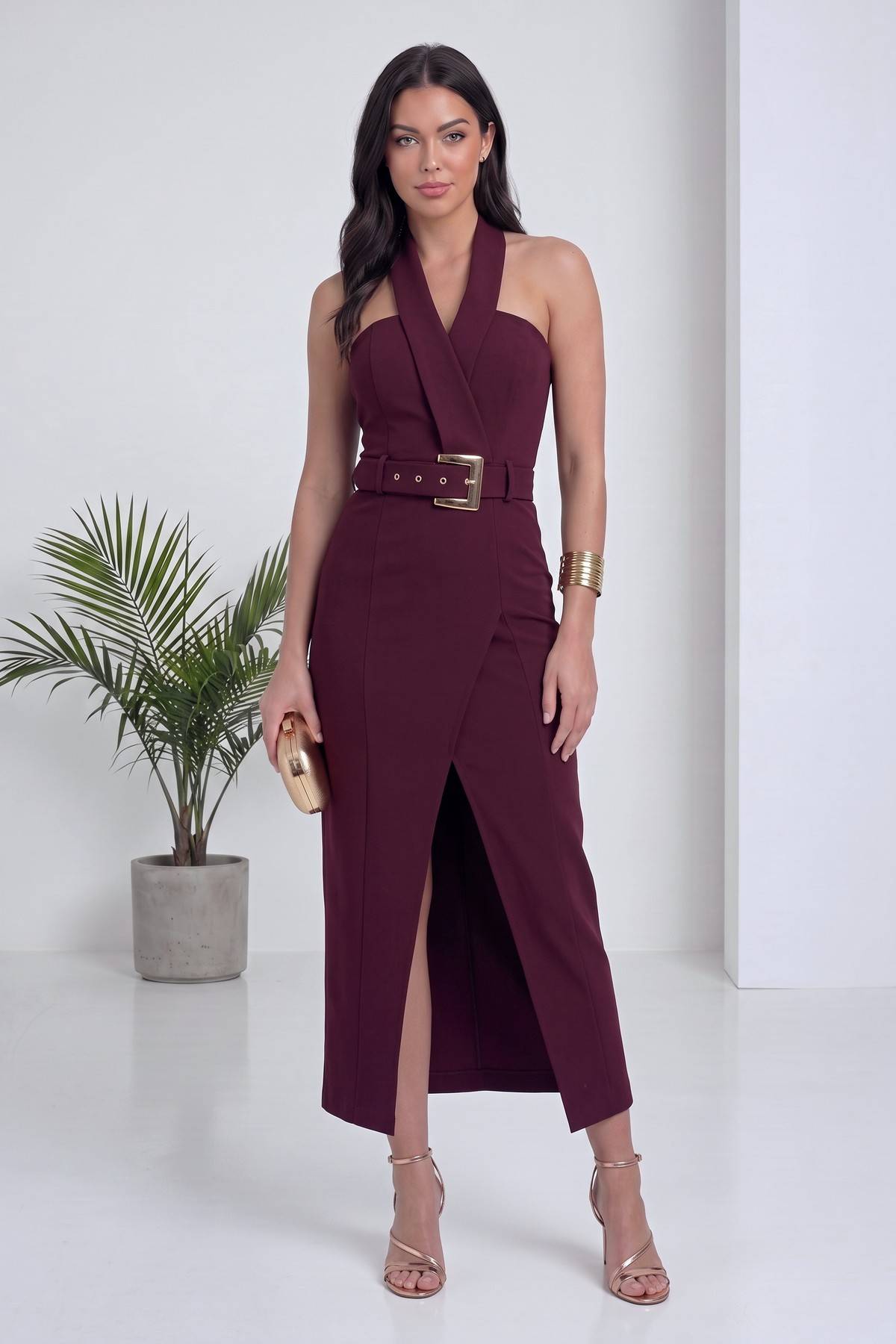 Model bordo ZKS halter yaka yırtmaçlı midi boy abiye elbiseyi taşıyor
