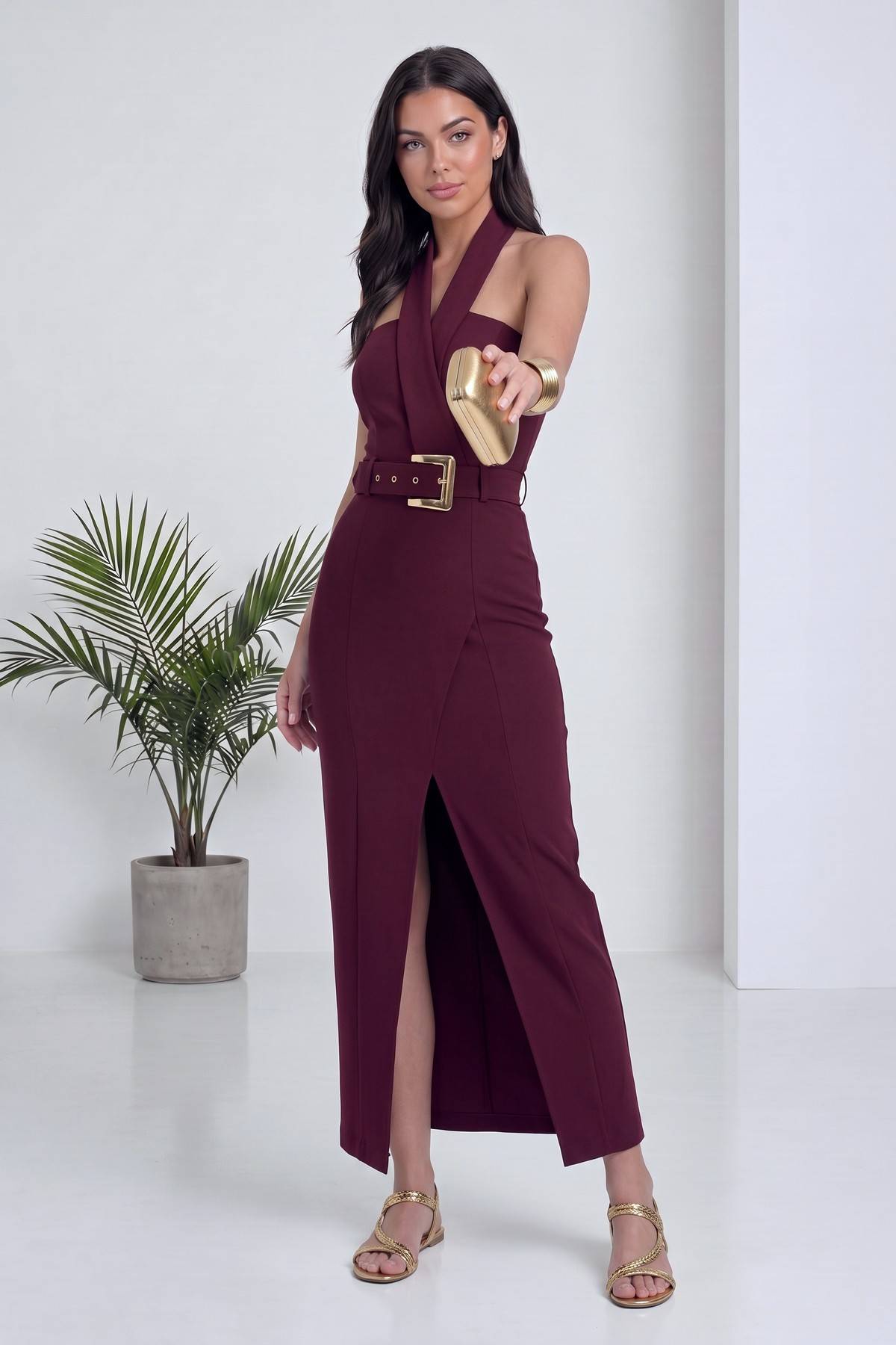 Bordo ZKS halter yaka yırtmaçlı midi elbise şık bir altın çanta ile