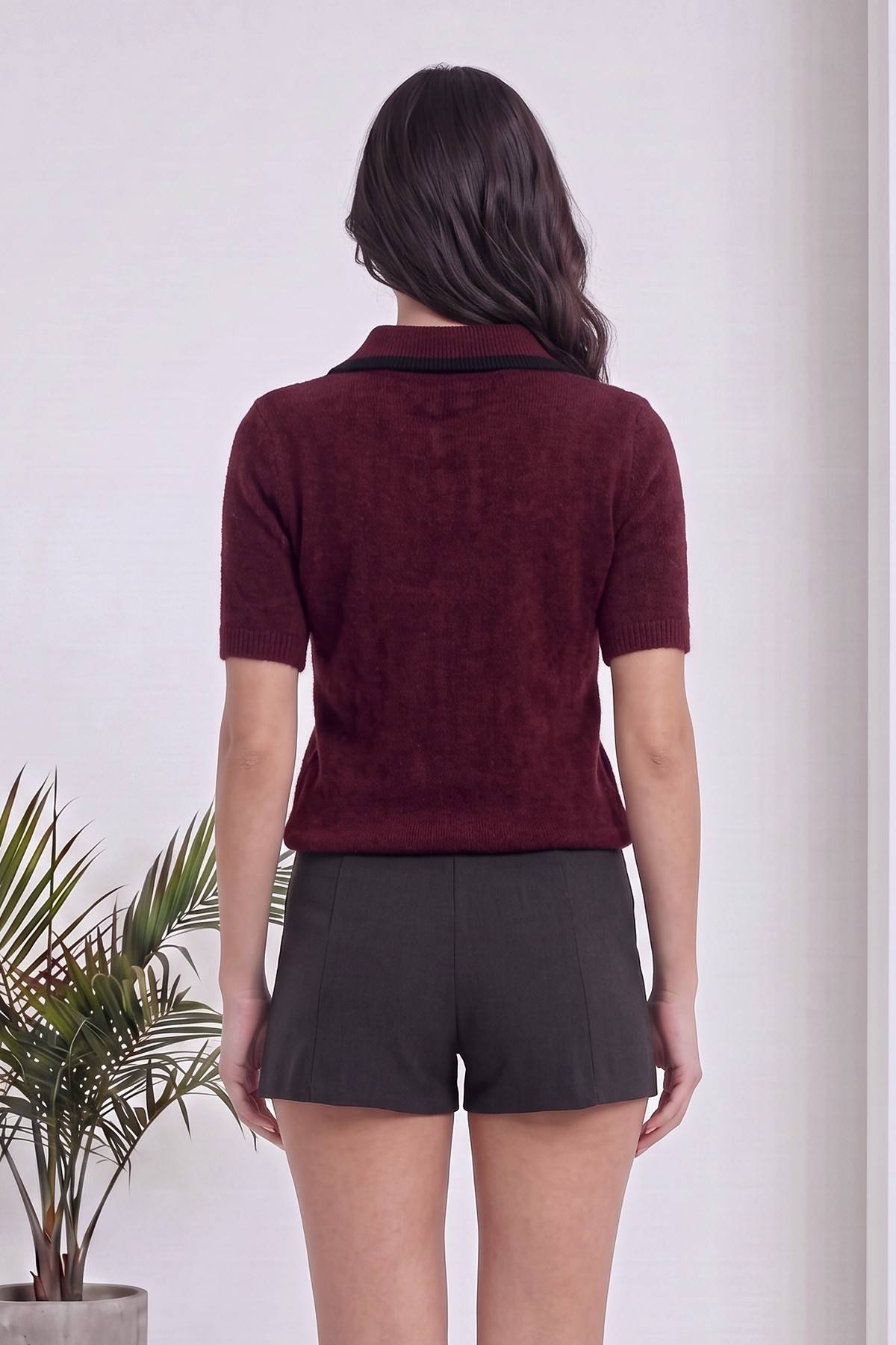 The ZKS kadın bordo triko polo üst, arkadan görünüm, kısa kollu, kiraz fermuar