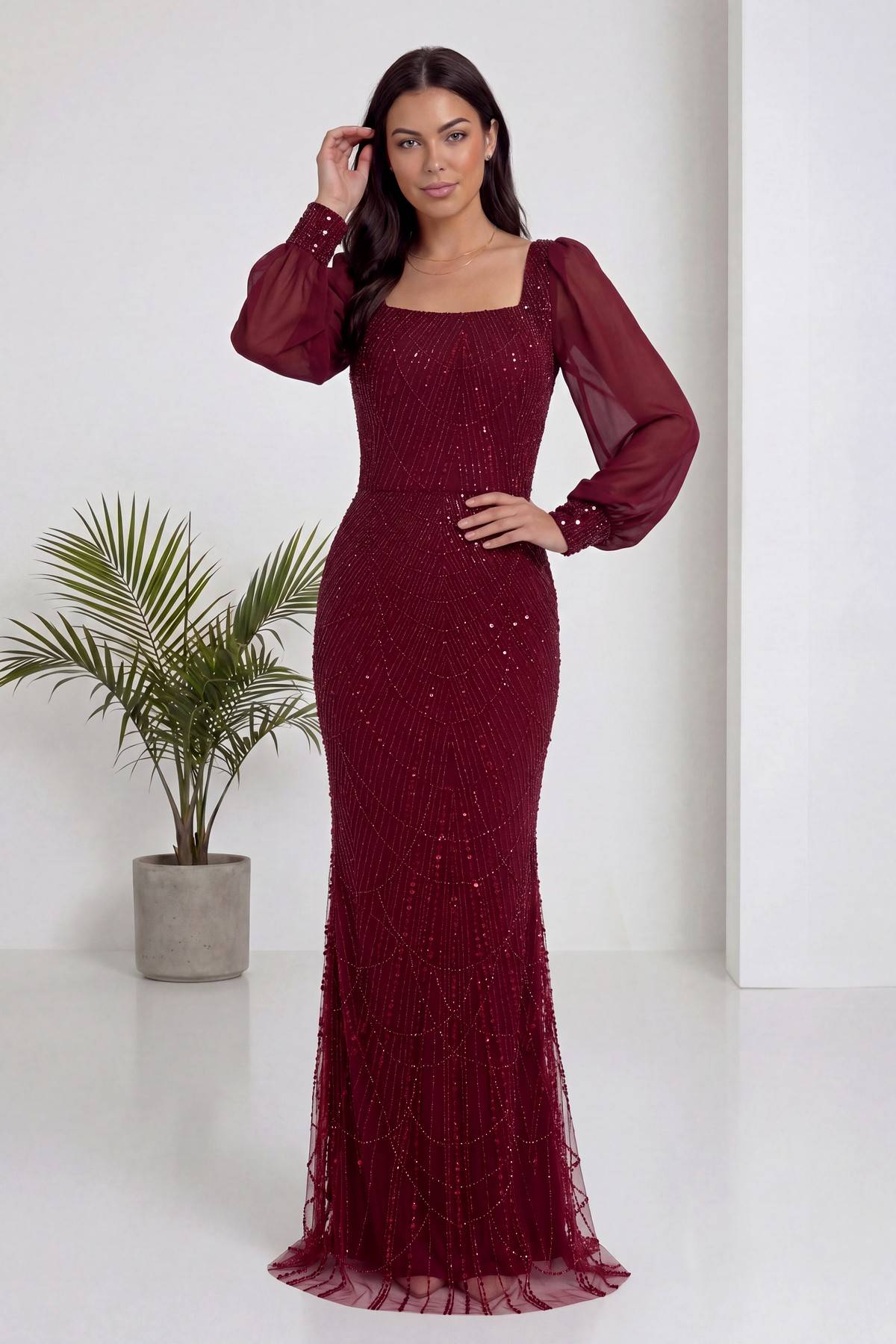 Bordo kare yaka şifon kollu balık kesim abiye elbise, yandan duruş, pullu detaylar