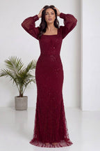 Bordo kare yaka şifon kollu balık kesim abiye elbise, saçını düzelten model, pullu detaylar