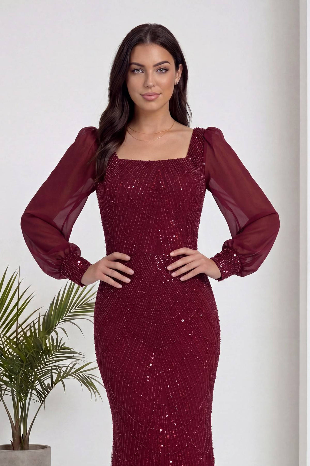 Bordo kare yaka şifon kollu balık kesim abiye elbise, yakın çekim, pullu detaylar