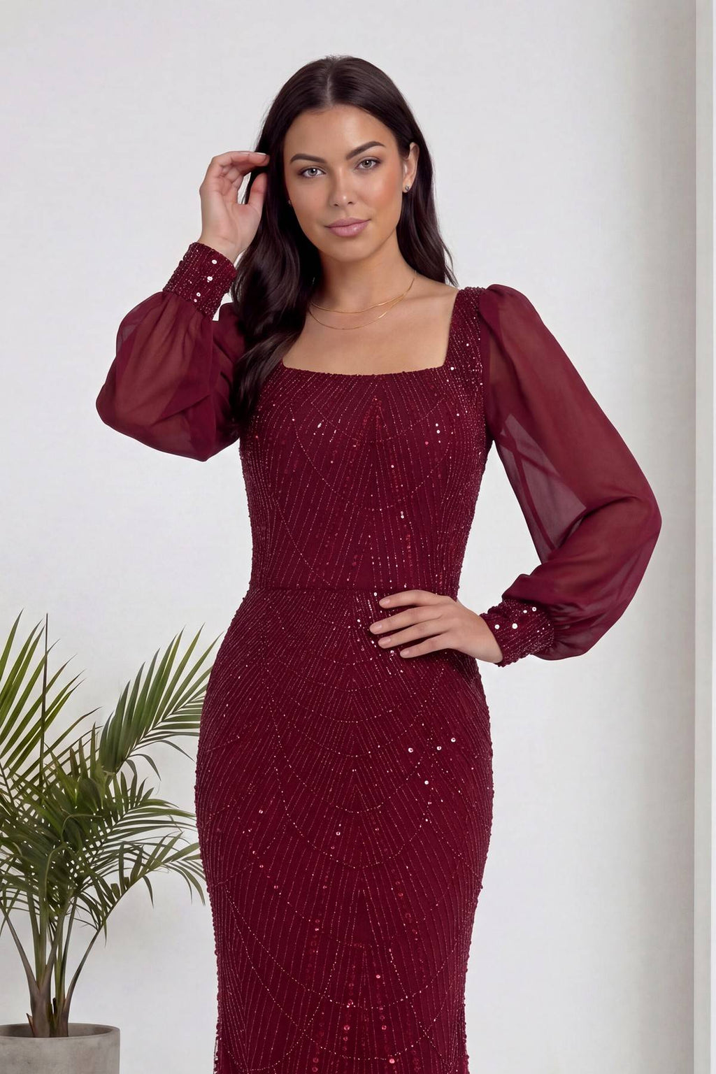 Bordo kare yaka şifon kollu balık kesim abiye elbise, elini saçına götüren model, pullu detaylar