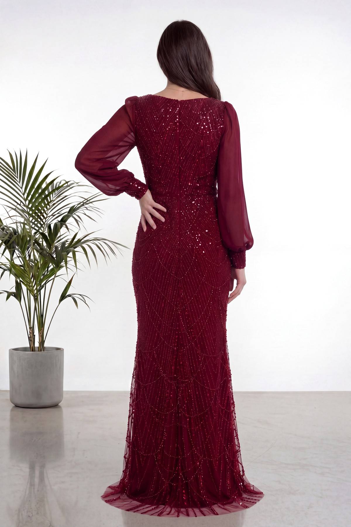 Bordo kare yaka şifon kollu balık kesim abiye elbise, arka cephe, pullu detaylar