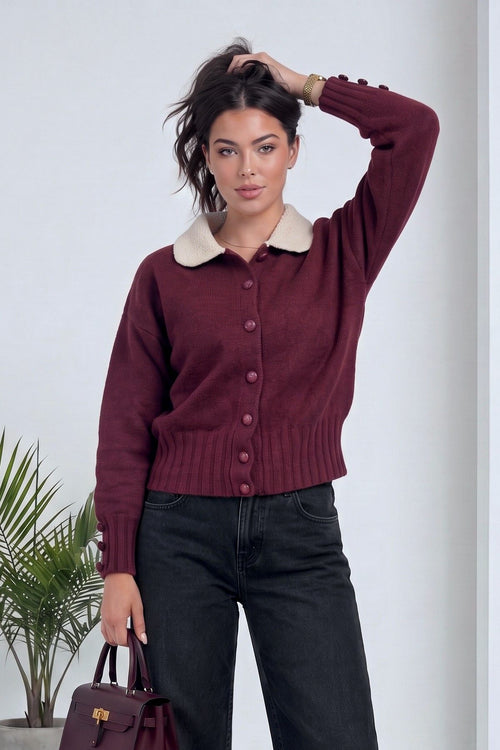 Bordo The ZKS triko hırka, ekru kontrast yaka, modelin elini saçına götürdüğü dinamik poz