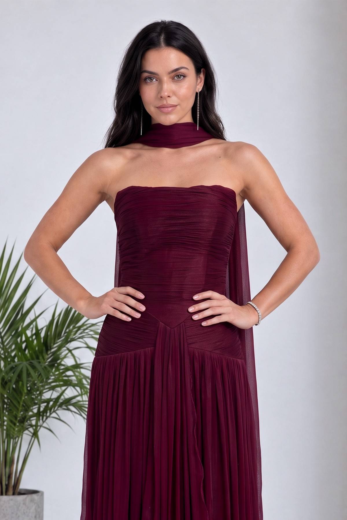 Bordo straplez drapeli maxi abiye elbise ön ve yan detaylar, şal yaka modeli