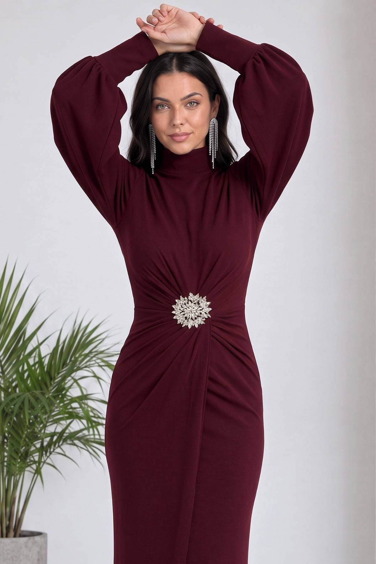 The ZKS bordo maxi abiye elbise, balon kolları yukarı kaldırılmış, omuz ve kol detayı