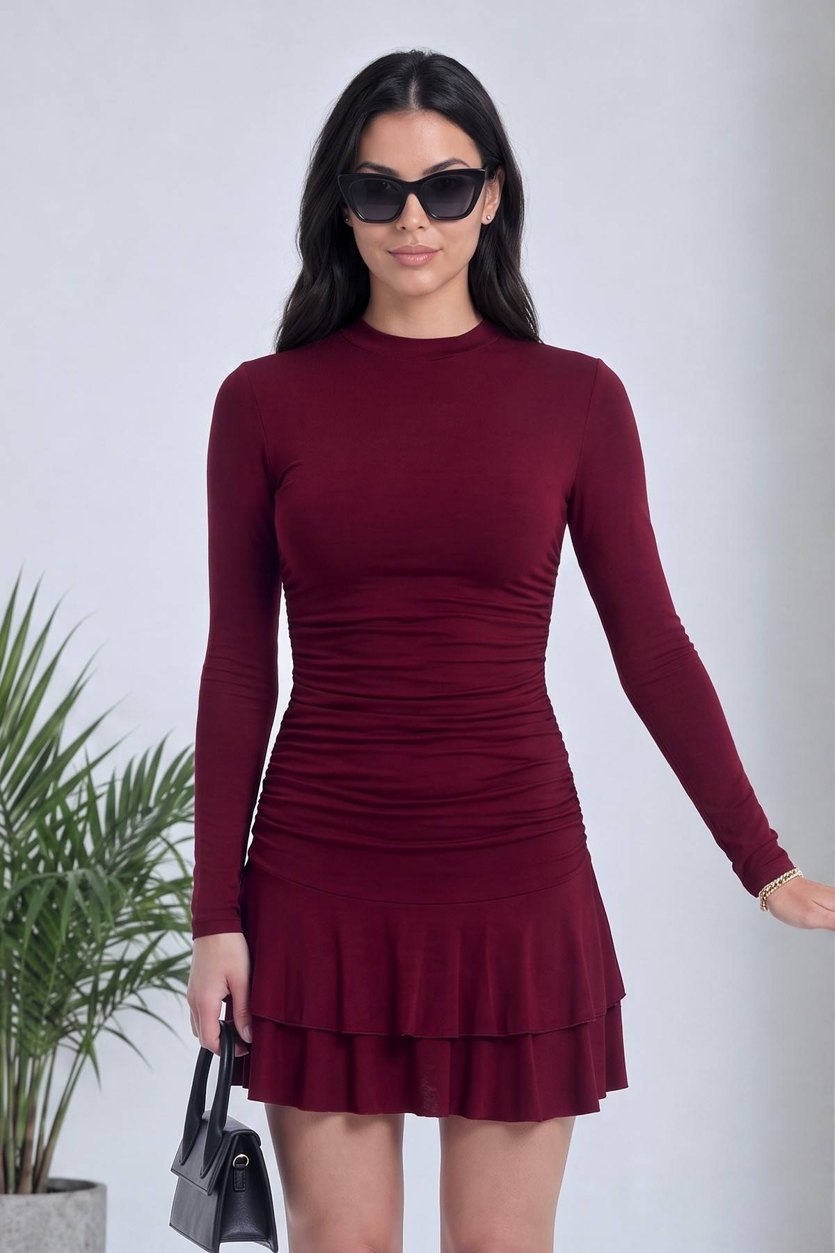 Bordo The ZKS mini elbise, yan profilden büzgülü gövde ve fırfırlı etek detayı
