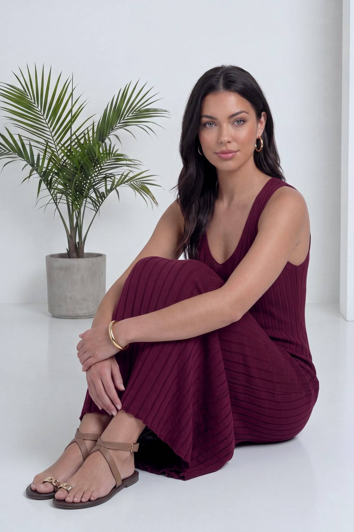 The ZKS V yaka fitilli triko midi elbise bordo, modelin yüzünü vurgulayan pozda ön görünüm