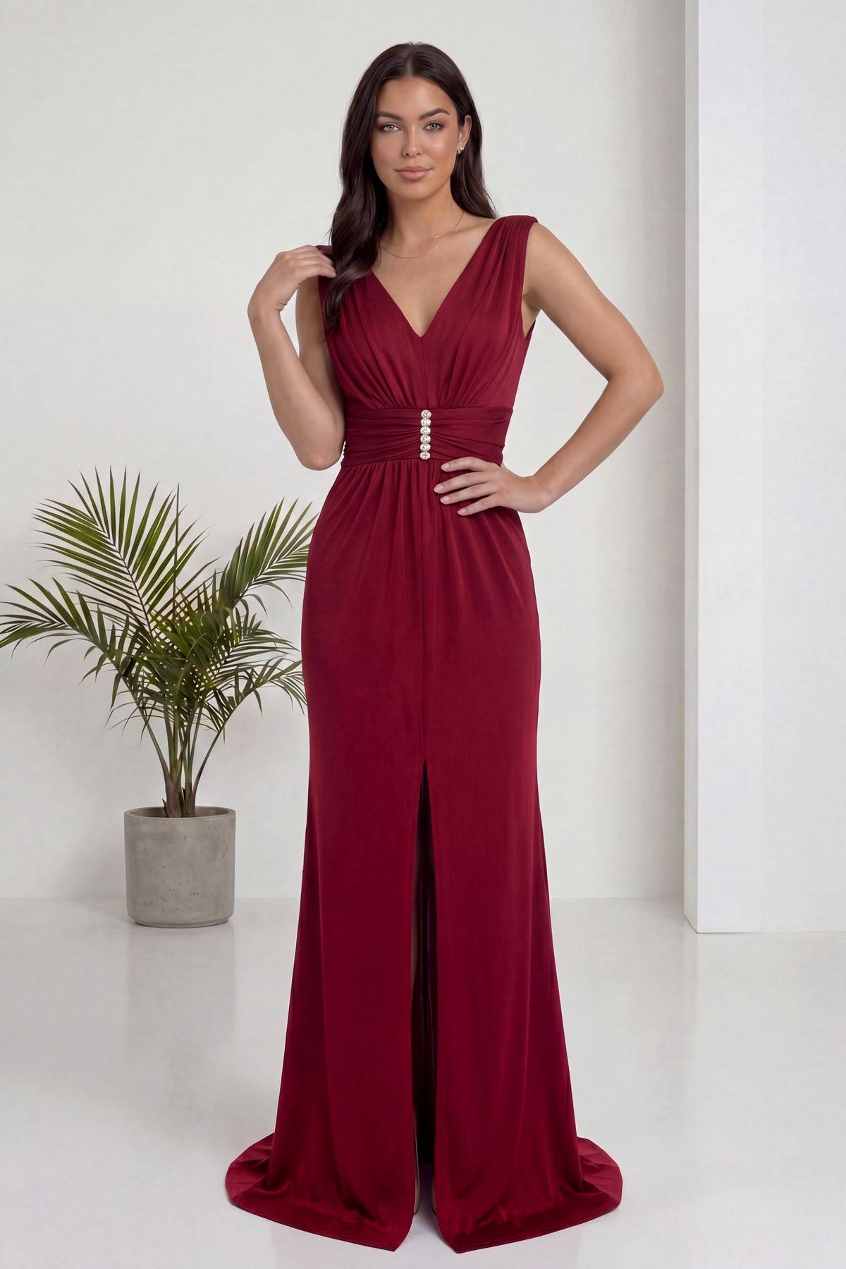 The ZKS bordo abiye elbise modeli ön yırtmaç ve V yaka detayıyla