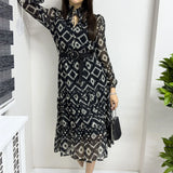 Siyah Etnik Desen Yaka Bağlamalı Kemerli Büyük Beden Şifon Elbise