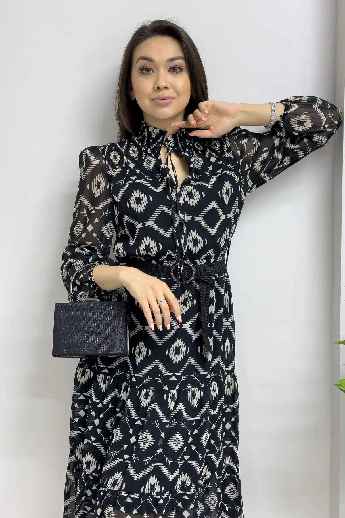 Siyah Etnik Desen Yaka Bağlamalı Kemerli Büyük Beden Şifon Elbise