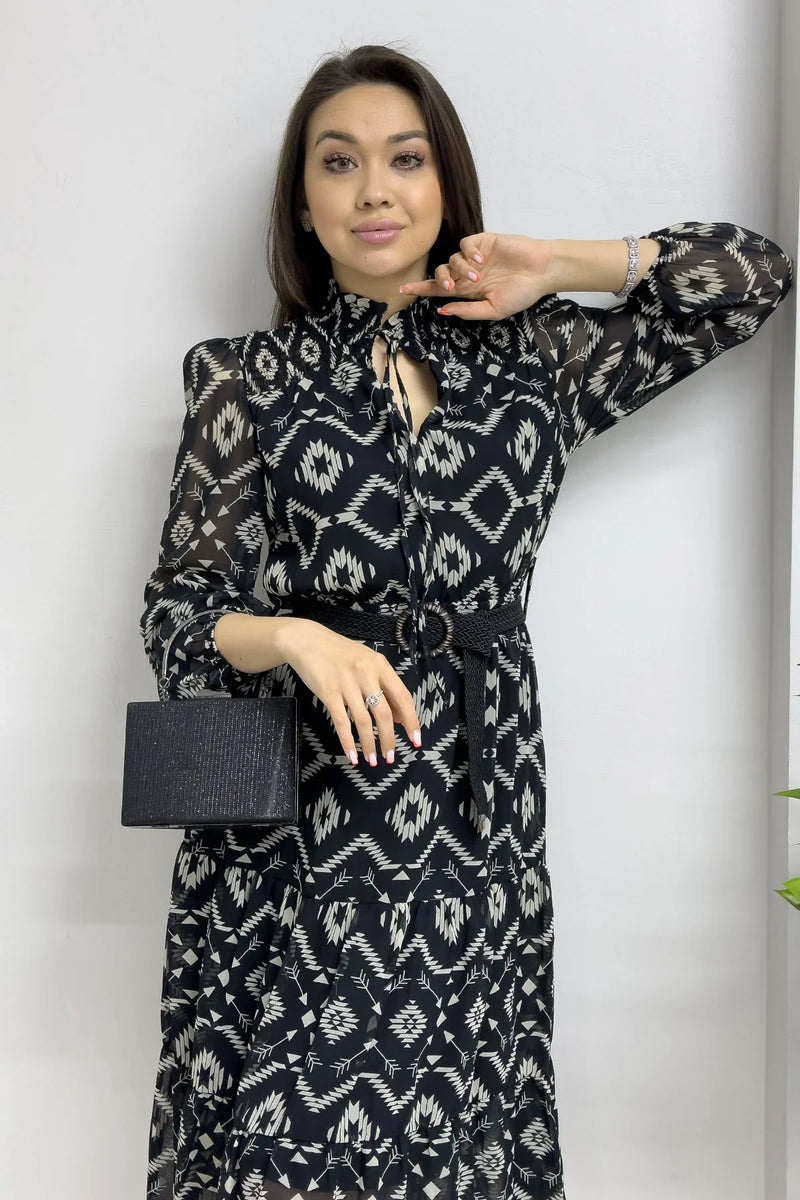 Siyah Etnik Desen Yaka Bağlamalı Kemerli Büyük Beden Şifon Elbise
