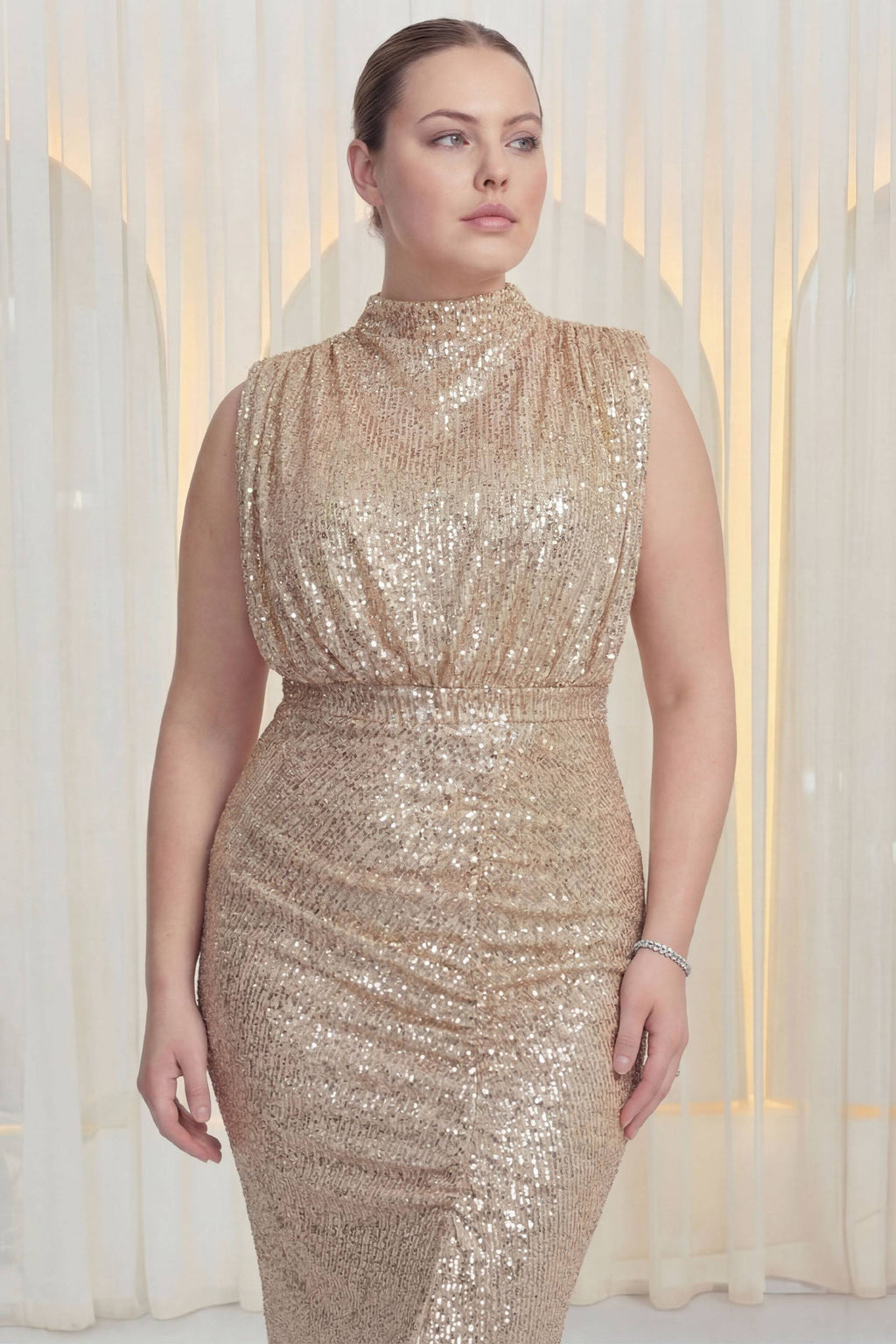 Yakın Kadın Bej Dik Yakalı Kuşaklı  Yırtmaçlı Pul Payet Kumaşlı Abiye Elbise Büyük Beden İçin