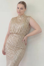 Yakın Detay Büyük Beden Kadın Bej Dik Yaka Kuşak Detay Yırtmaçlı Pul Payet Abiye Elbise