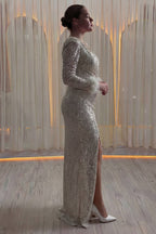 Kış düğünleri için büyük beden otriş detaylı drapeli bej uzun kollu yırtmaçlı uzun balık abiye yandan 