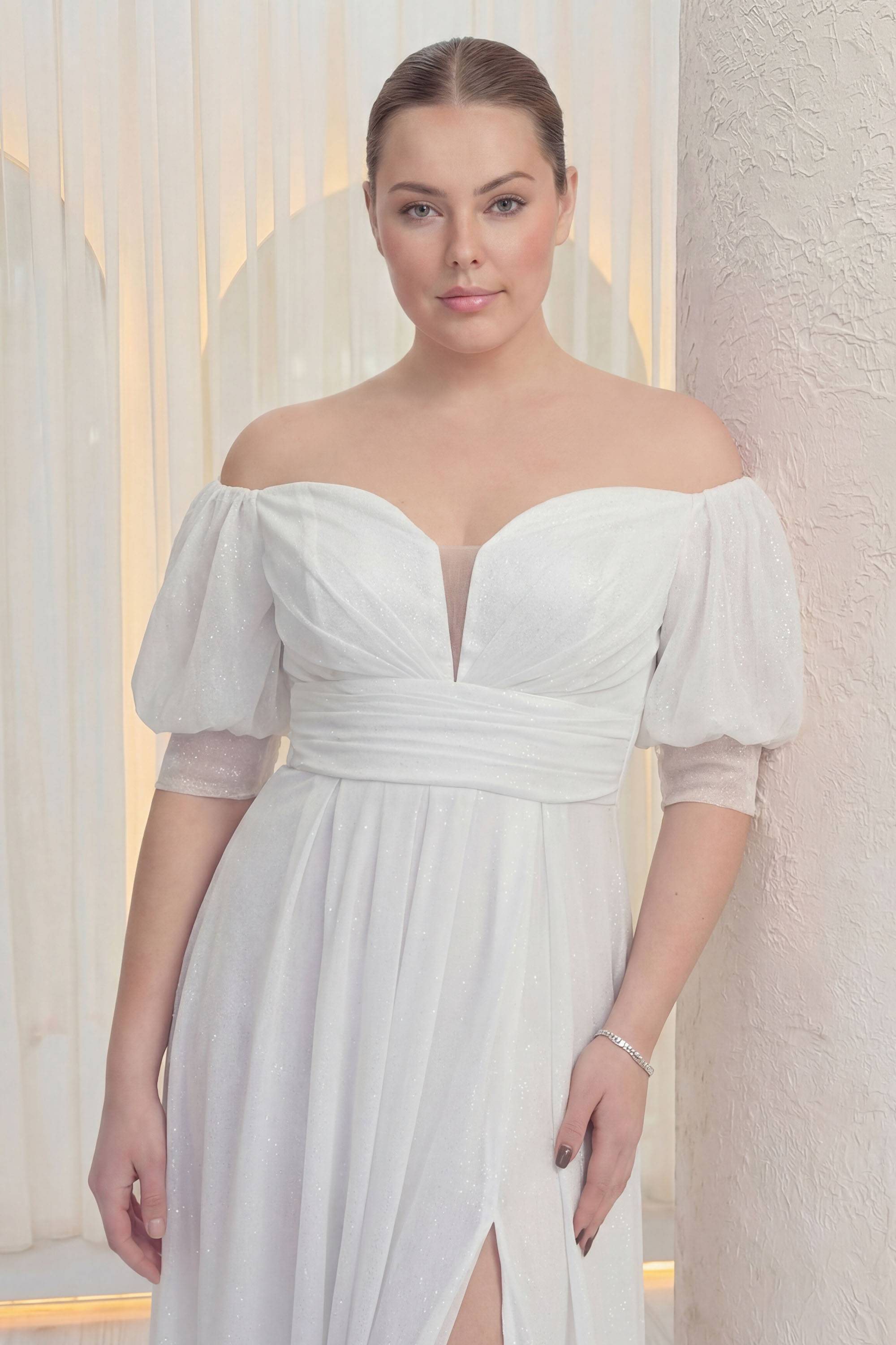 Büyük beden simli tül kısa balon kollu bele oturan uzun yırtmaçlı kalp yakalı düşük omuzlu söz nişan abiyesi