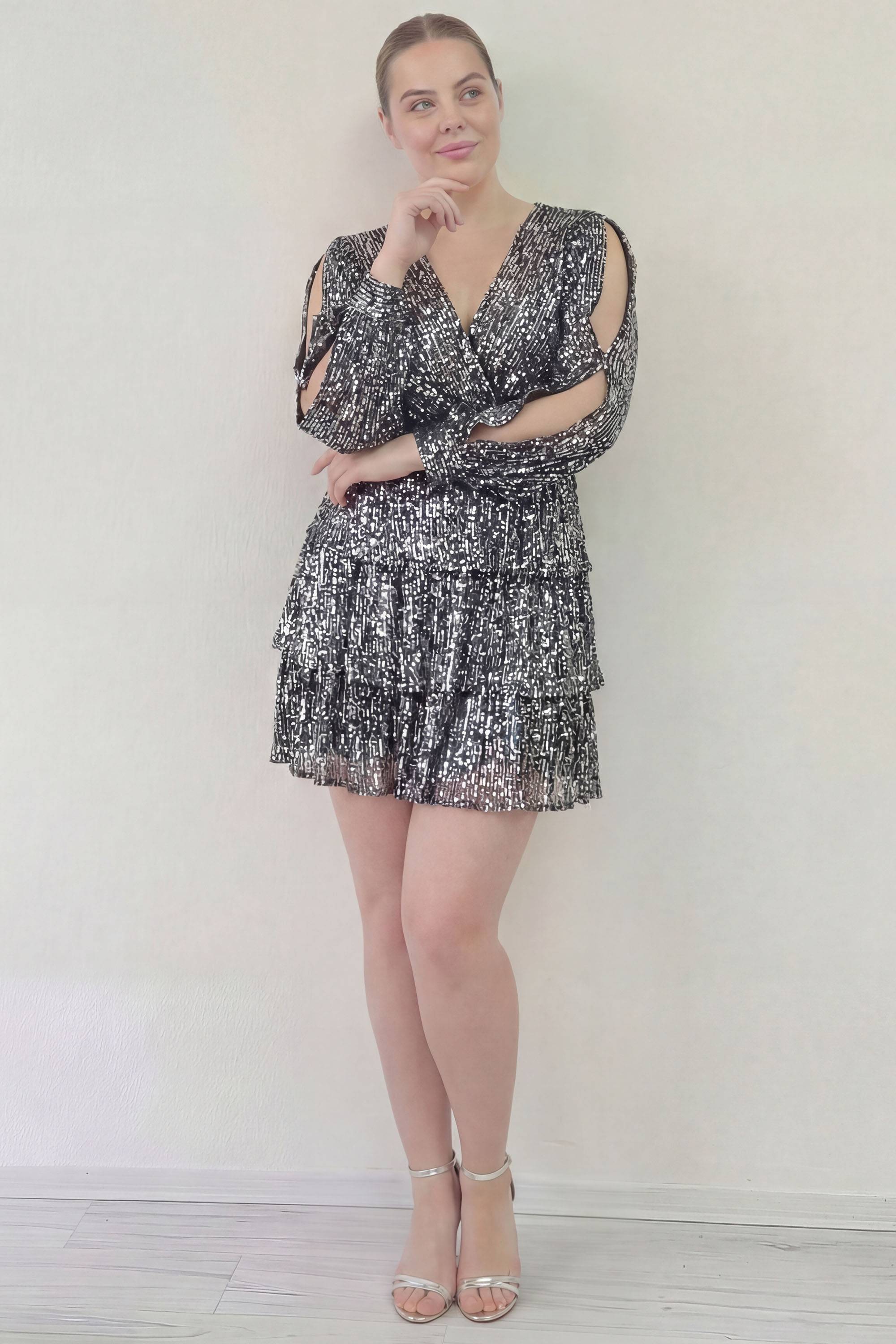 Cut out detaylı sırtı ipli dekolteli kısa pul payet kumaş gri abiye büyük beden 