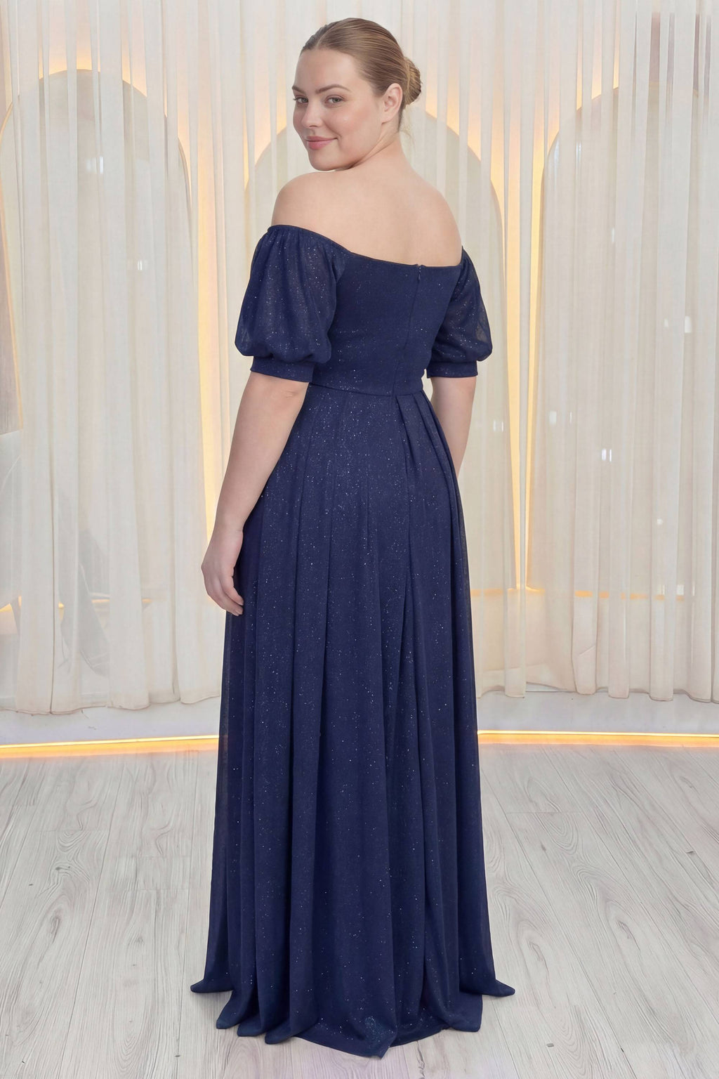 Arka ortadan fermuar kapamalı düşük omuzlu lacivert simli tül kumaş kısa kollu uzun büyük beden abiye 