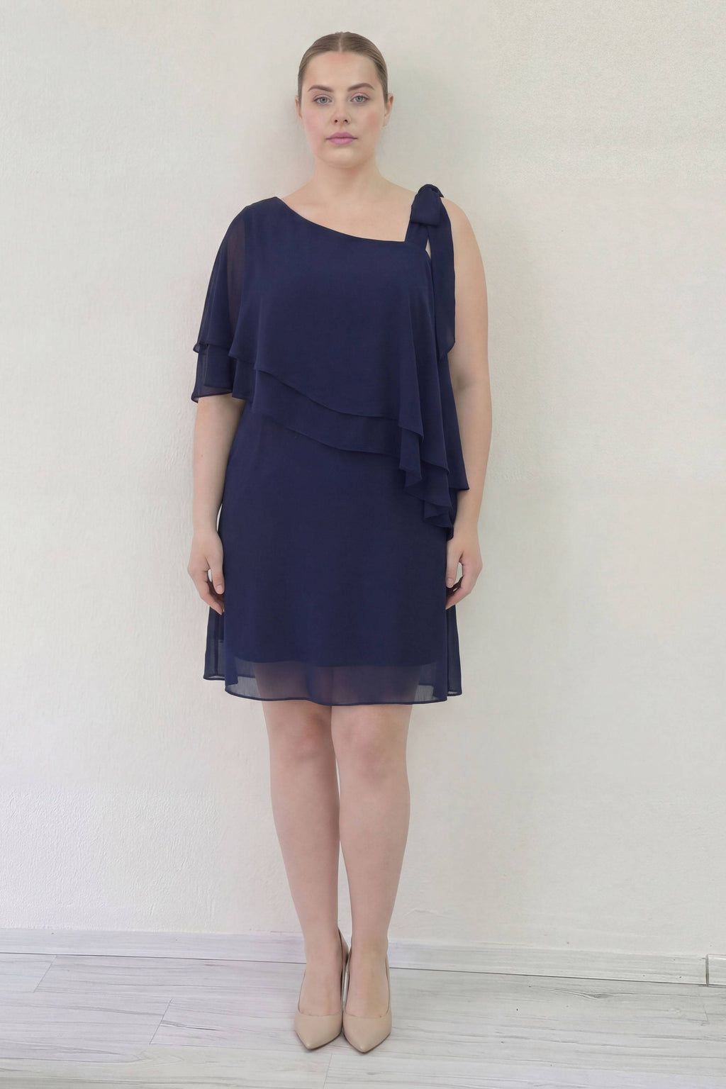 Şifon lacivert diz boyu kat kat volanlı asimetrik büyük beden davet elbisesi kadın abiye