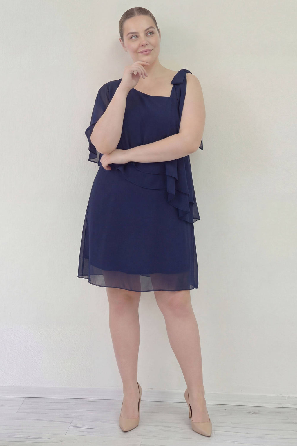 Şifon kumaş büyük beden kat kat volanlı kısa boy asimetrik pelerin görünümlü elbise