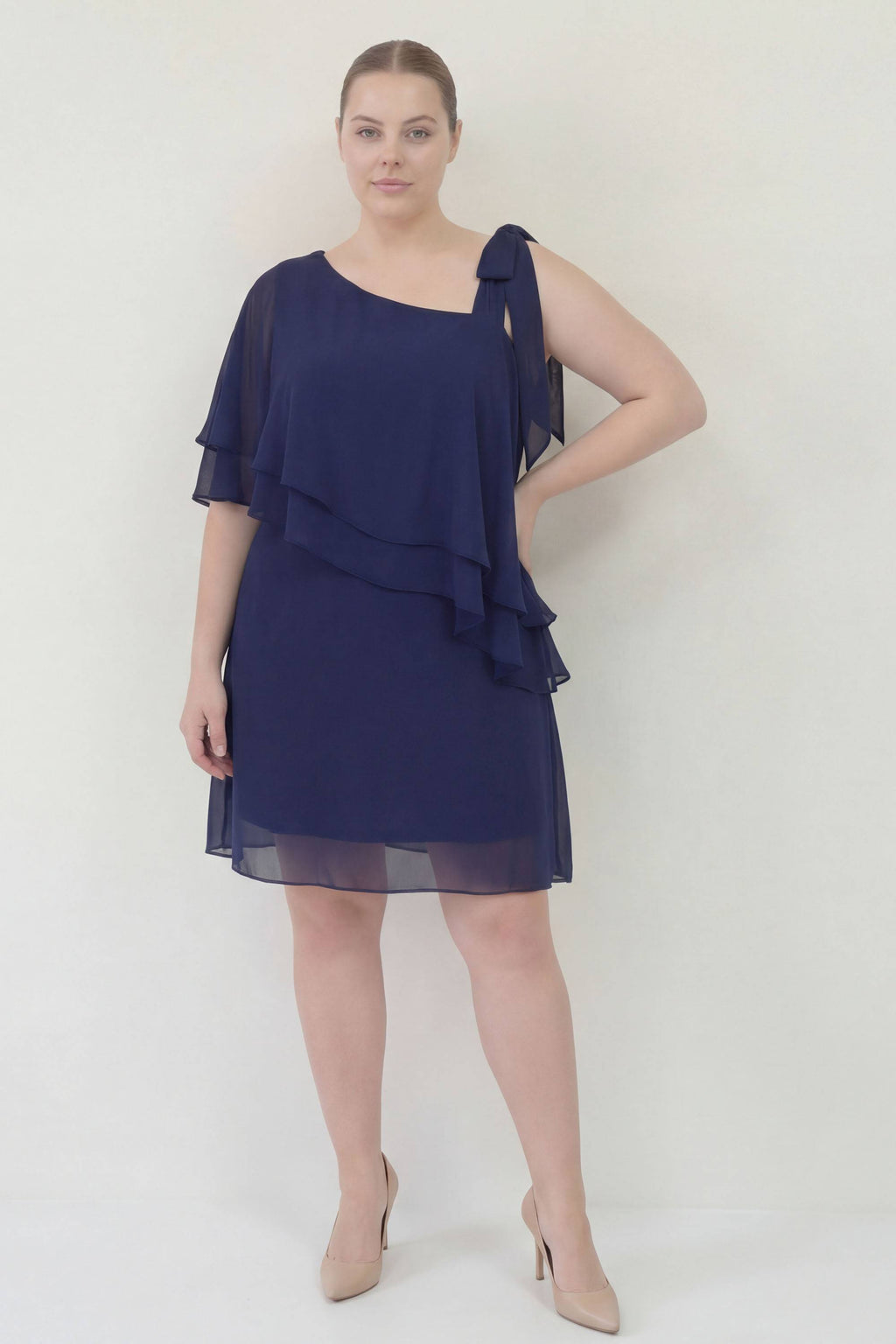 Asimetrik detaylı kat kat volanlı diz üstü lacivert şifon kumaş davet elbisesi büyük beden 