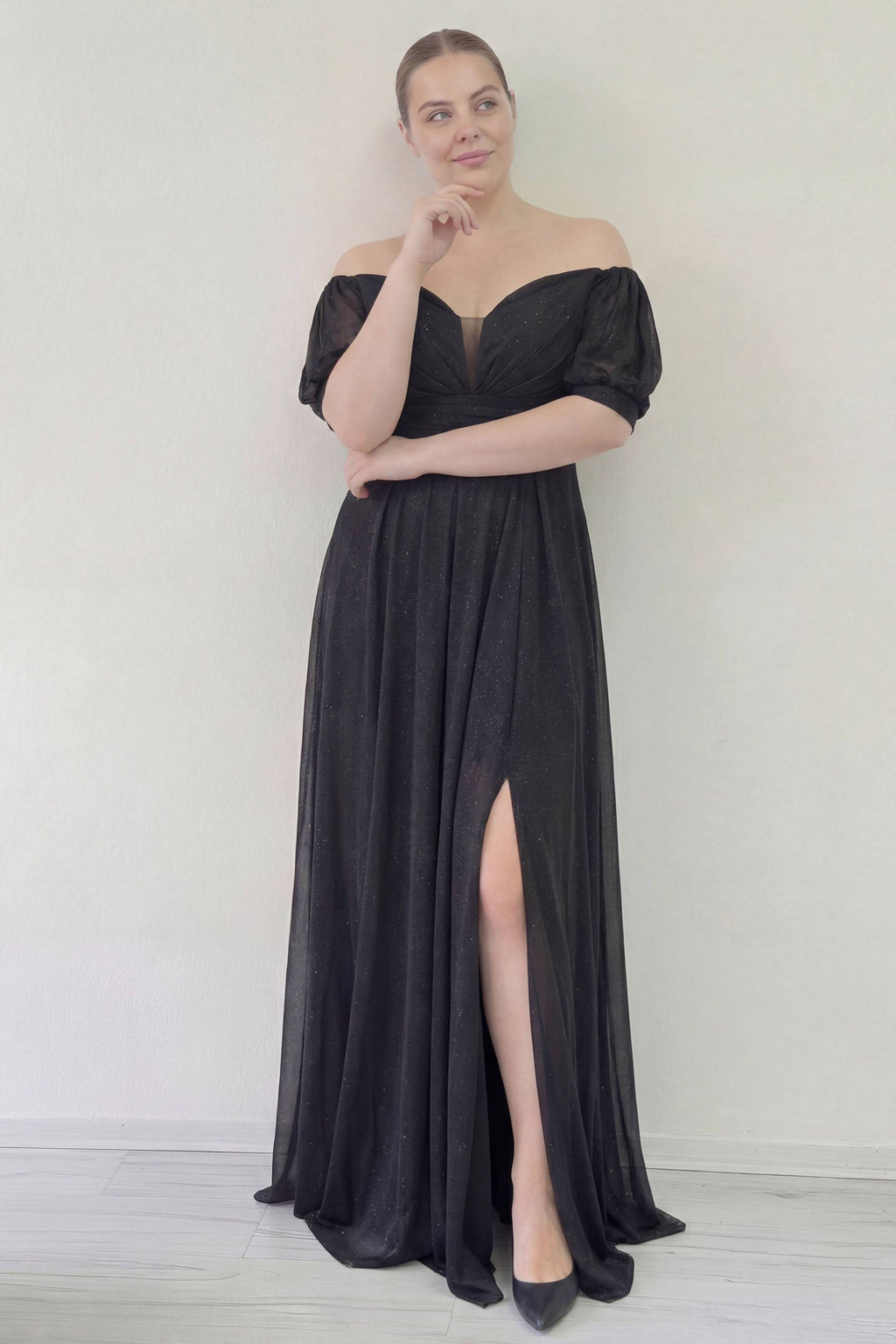 büyük beden siyah nedime simli tül düşük omuz kalp yakalı yırtmaçlı kısa balon kollu abiye 