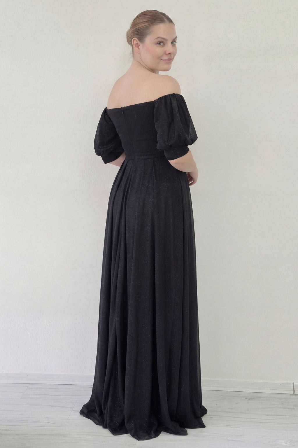 Arka ortadan fermuarlı kısa balon kollu siyah A kesim simli tül uzun boy abiye elbise büyük beden 