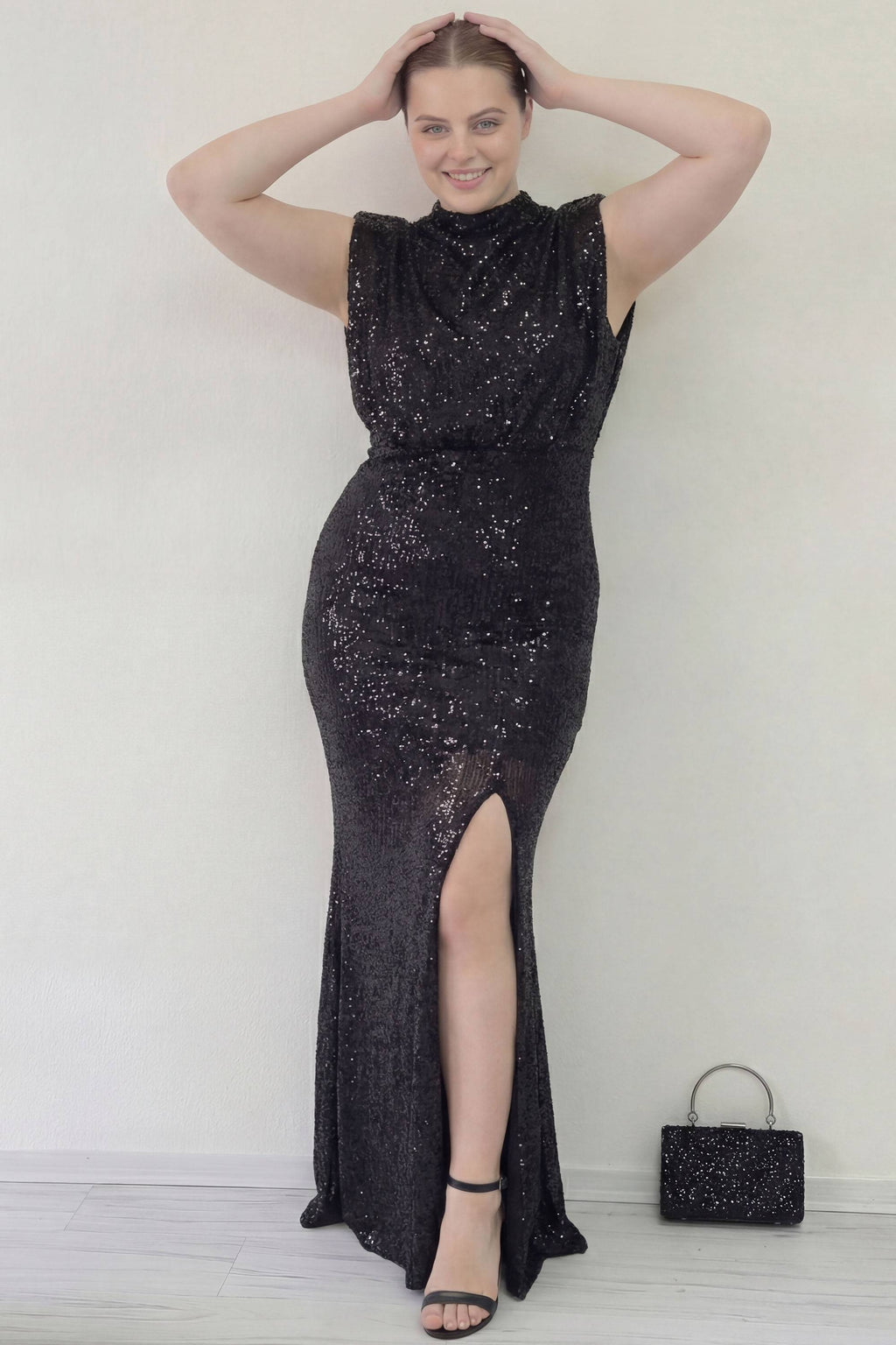 Siyah yırtmaçlı uzun oy dik yaka detaylı sıfır kollu payet kumaşlı abiye davet düğün elbisesi