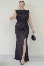 Büyük beden siyah pul payet dik yakalı kolsuz uzun yırtmaçlı kuşaklı abiye 