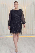 kadın siyah büyük beden pul payet saçaklı yürürken 