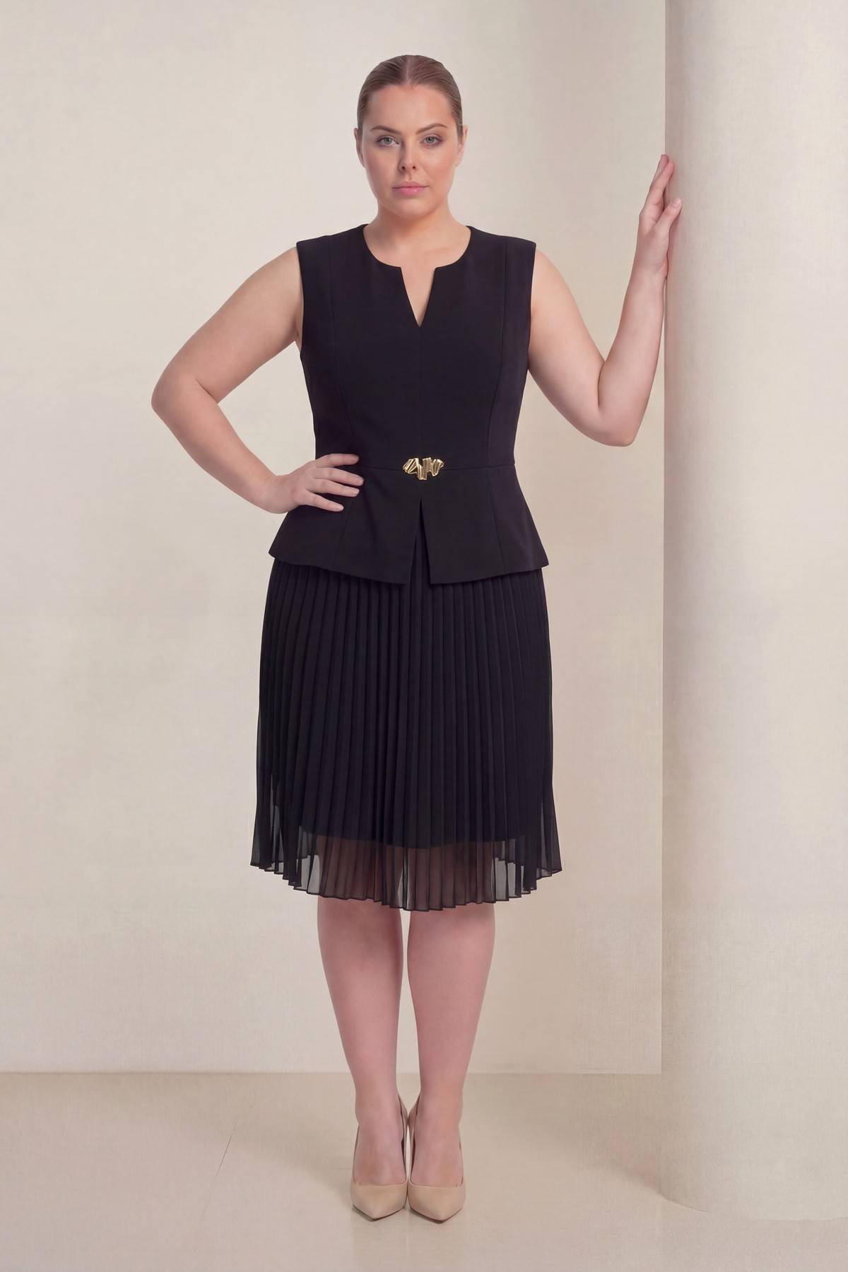 Özel gün  büyük beden siyah kolsuz midi çentikli yuvarlak yaka bel toka detaylı piliseli abiye elbise krep 