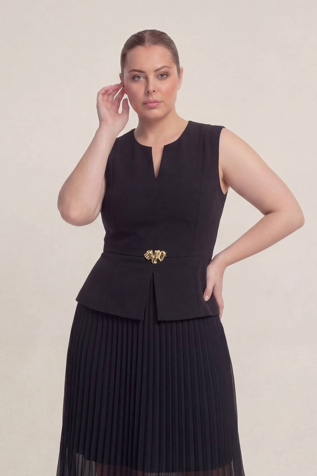 Büyük beden siyah kolsuz Çentikli yuvarlak yaka midi boy piliseli davet abiye elbisesi