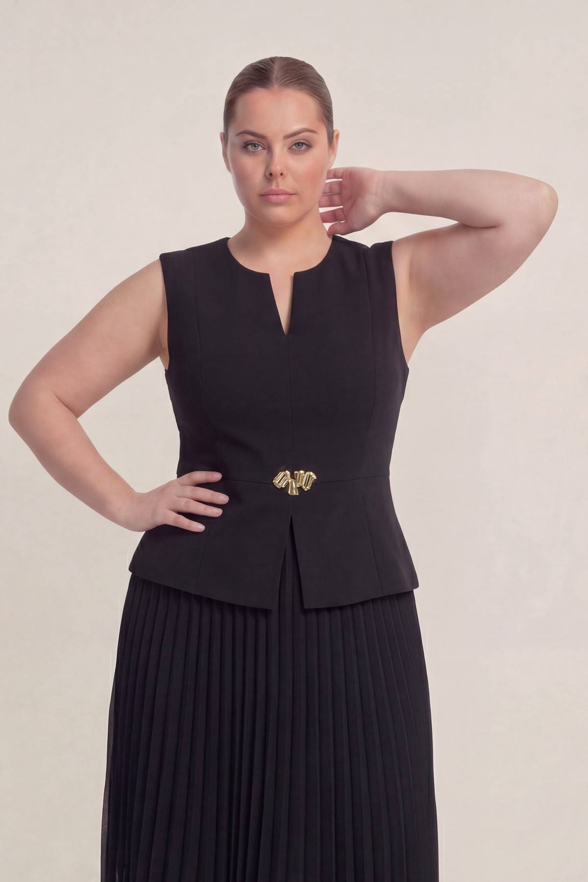 Kadın  v yaka sıfır kol midi peplum kesim   eli belinde gold detay abiye 