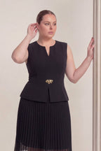 İç astarlı şifon krep kumaş el duvarda yakın detay siyah midi boy özel gün abiye 