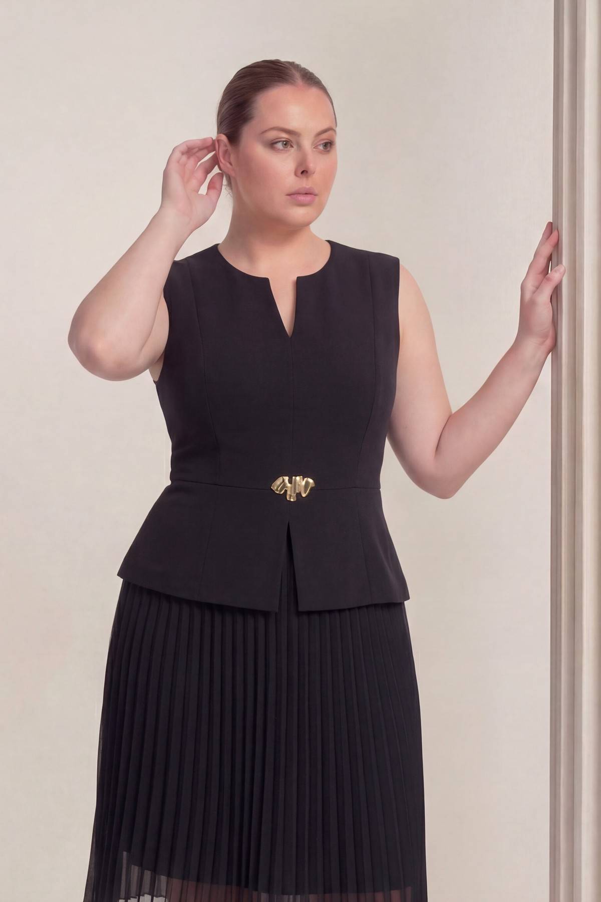 İç astarlı şifon krep kumaş el duvarda yakın detay siyah midi boy özel gün abiye 