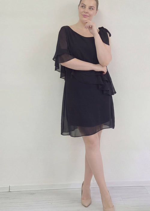 Büyük Beden Siyah Tek Omuz Şifon Abiye – Volanlı Fiyonk Detaylı