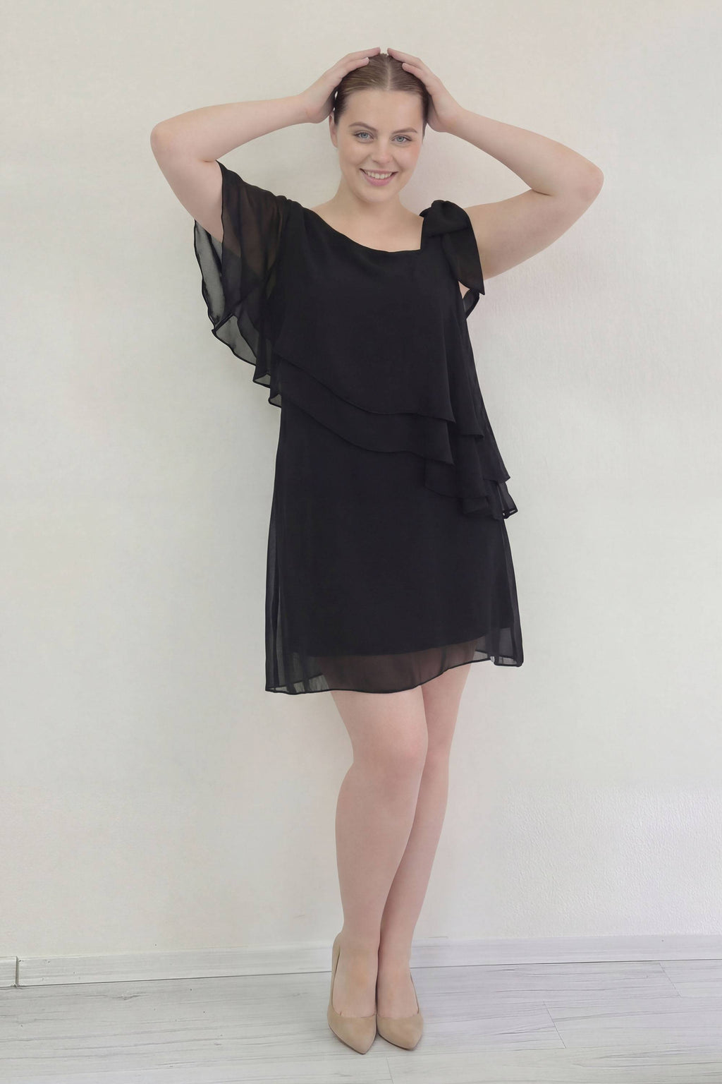 şifon pelerin görünümlü asimetrik tek omuz detaylı kat kat volanlı siyah kısa elbise büyük beden 