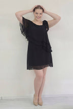 şifon pelerin görünümlü asimetrik tek omuz detaylı kat kat volanlı siyah kısa elbise büyük beden 