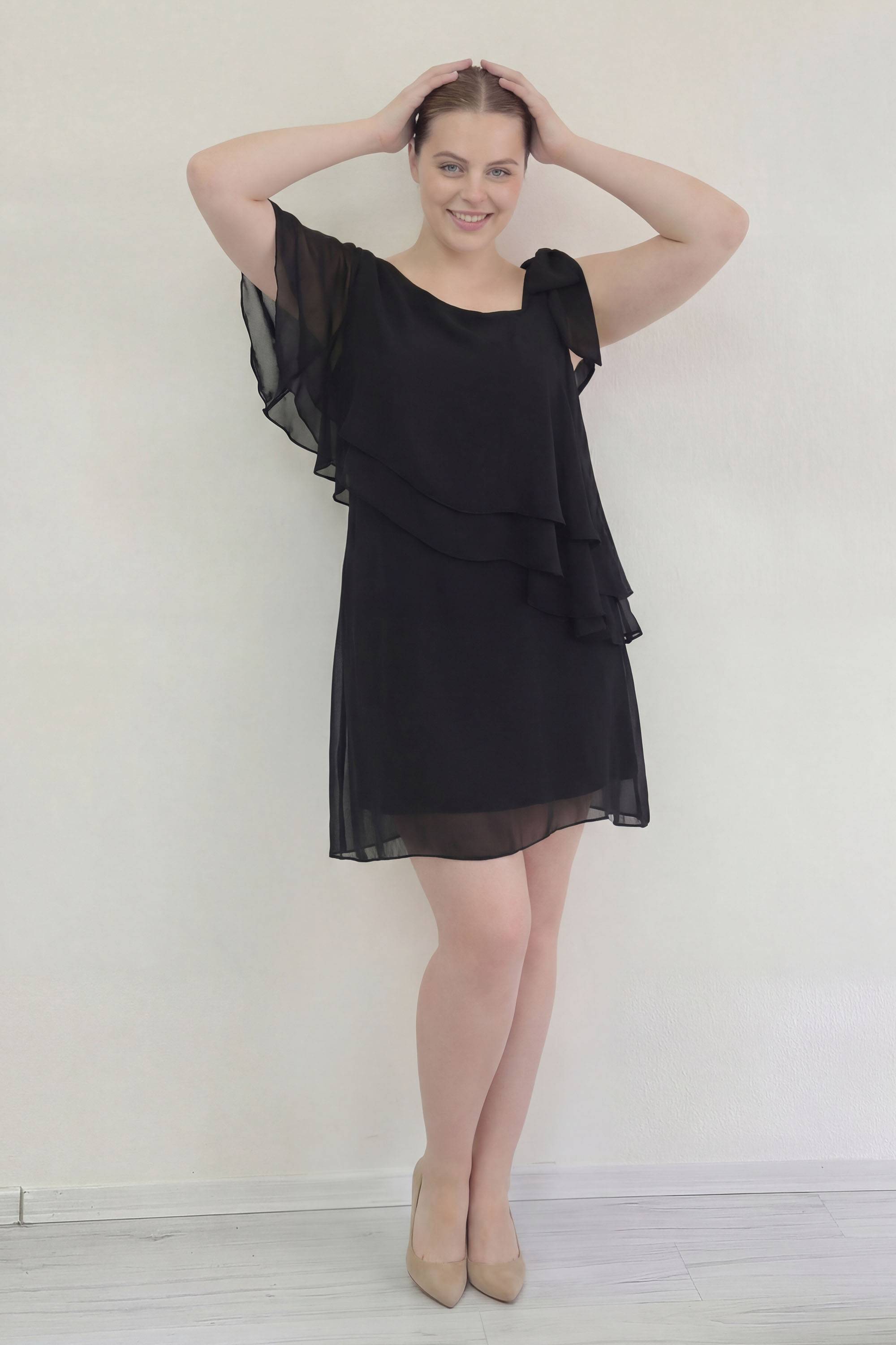 şifon pelerin görünümlü asimetrik tek omuz detaylı kat kat volanlı siyah kısa elbise büyük beden 