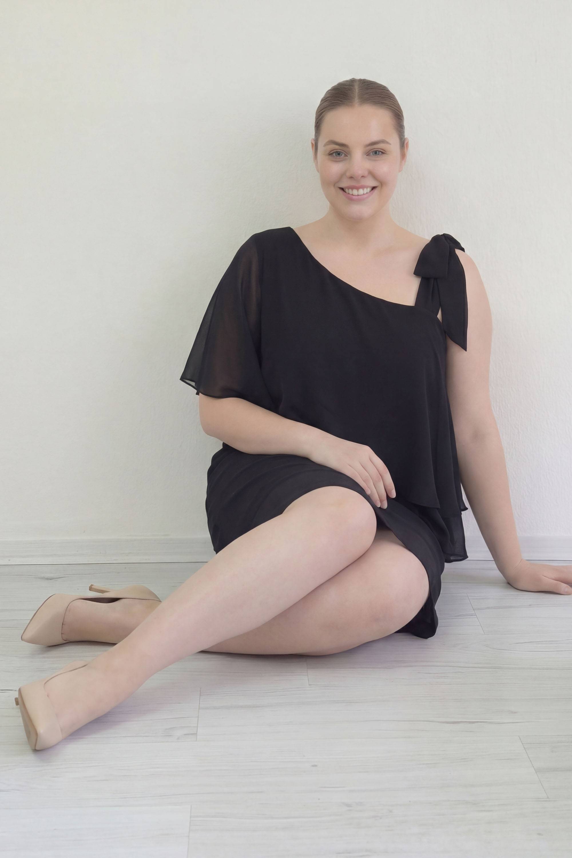 Pelerin görünümlü şifon siyah diz üstü rahat A kesim büyük beden davet elbisesi