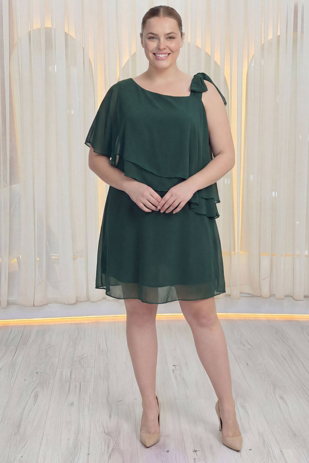 Büyük beden zümrüt yeşili şifon kat kat volanlı davet elbisesi kısa boy