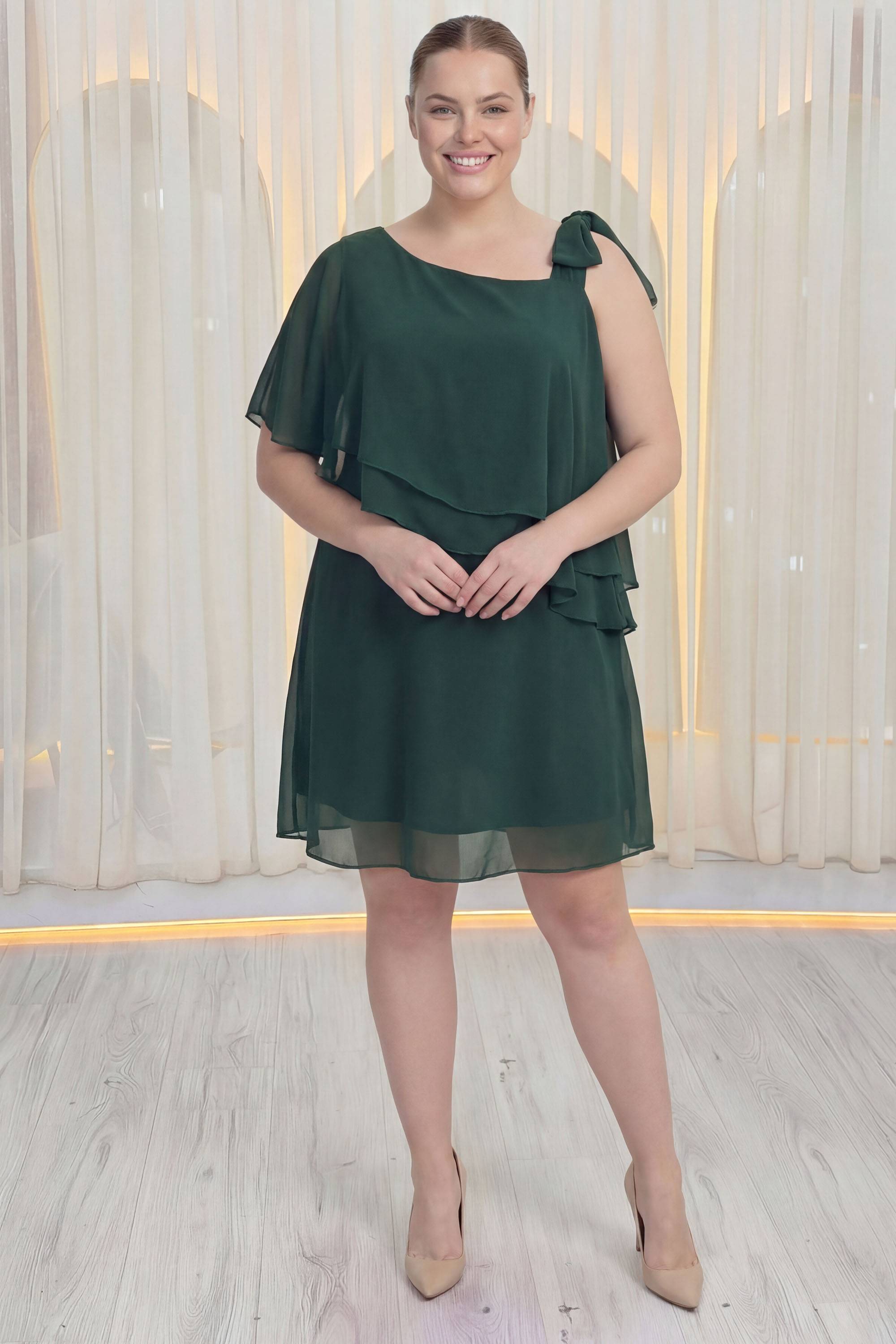 Büyük beden zümrüt yeşili şifon kat kat volanlı davet elbisesi kısa boy