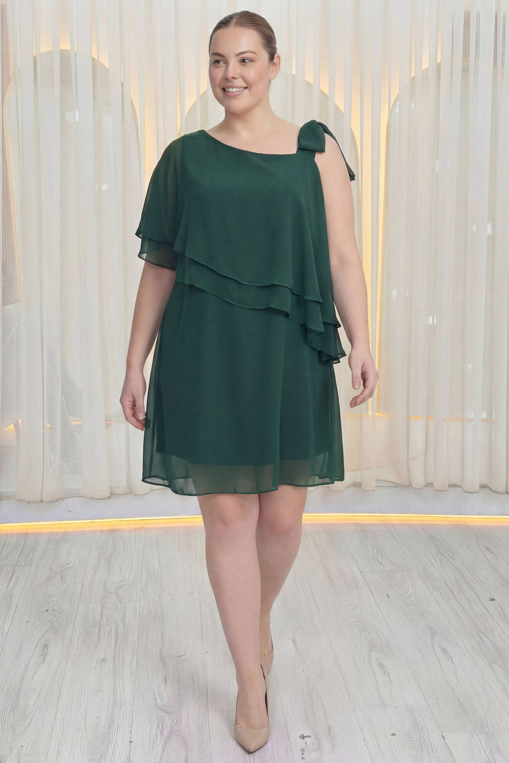 Tek omuz bağlama detaylı zümrüt yeşili büyük beden asimetrik şifon elbise